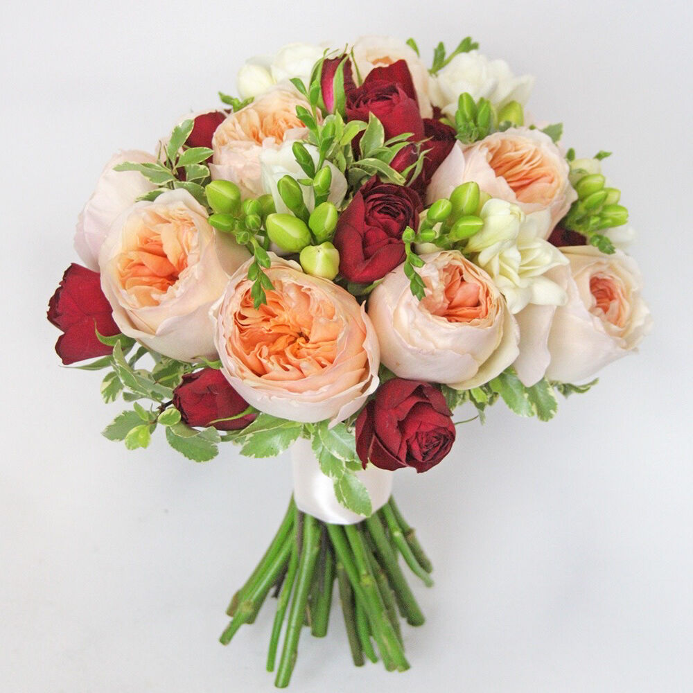 Букет невесты Пионовидные розы и фрезии