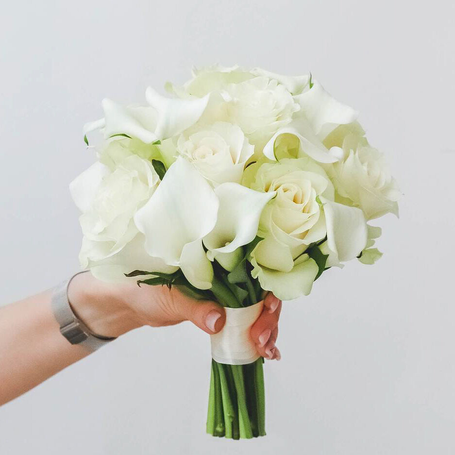 Букет невесты Белые розы и каллы