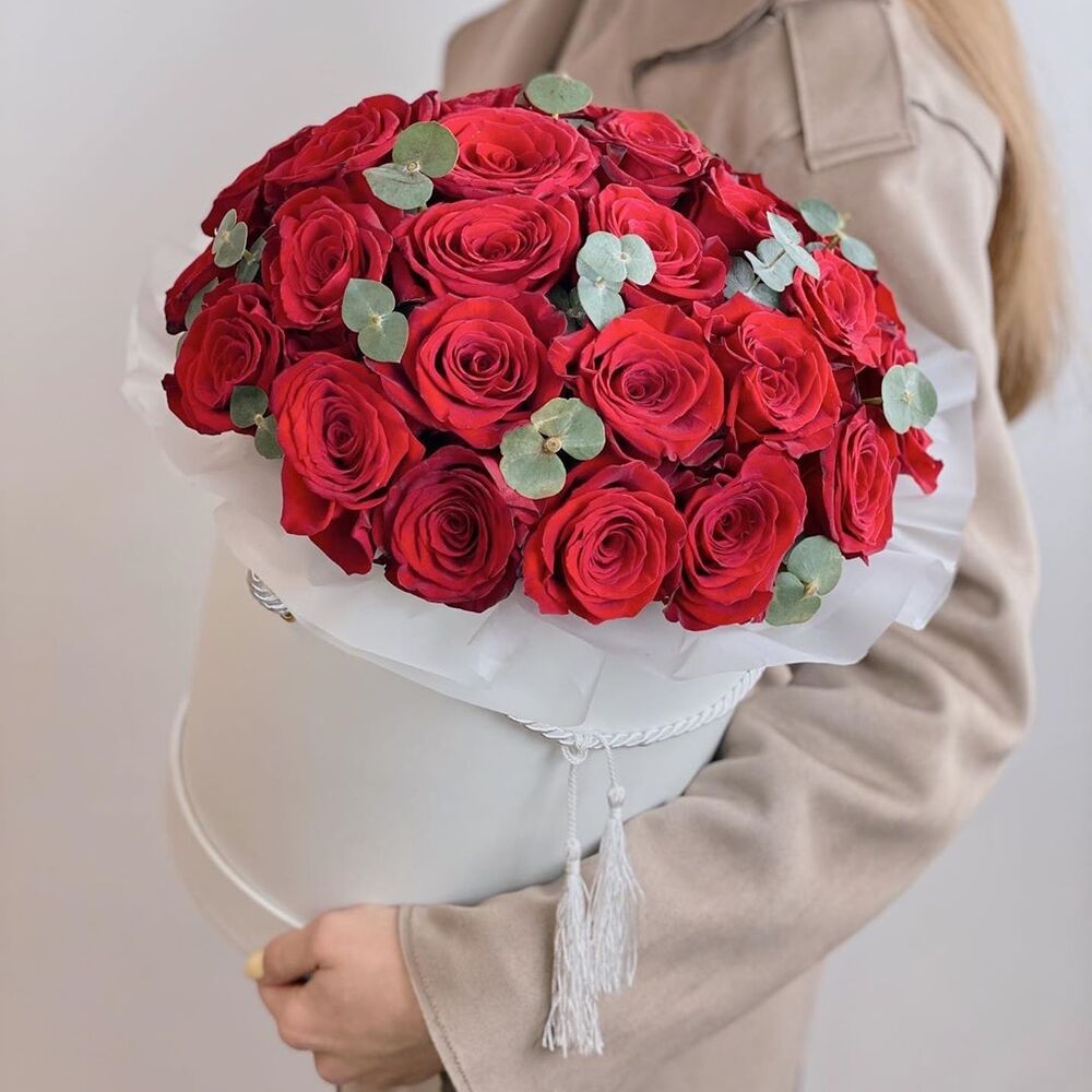 Коробка Красные розы с эвкалиптом